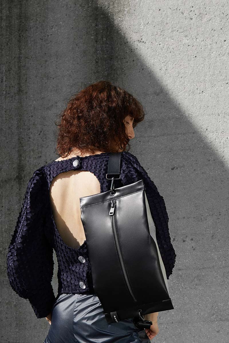 women shoulder bag in black leather-lines-minimalist-line