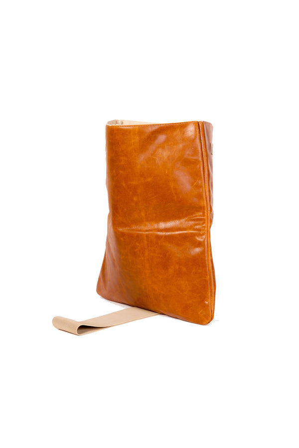 clutch-bag-in-camel-brown-leather-with-elastic-