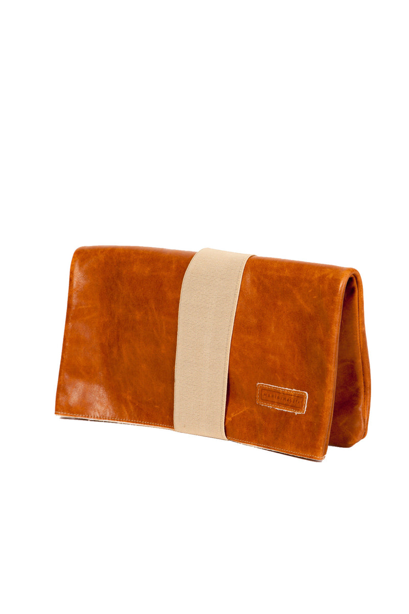clutch-bag-in-camel-brown-leather-with-elastic-
