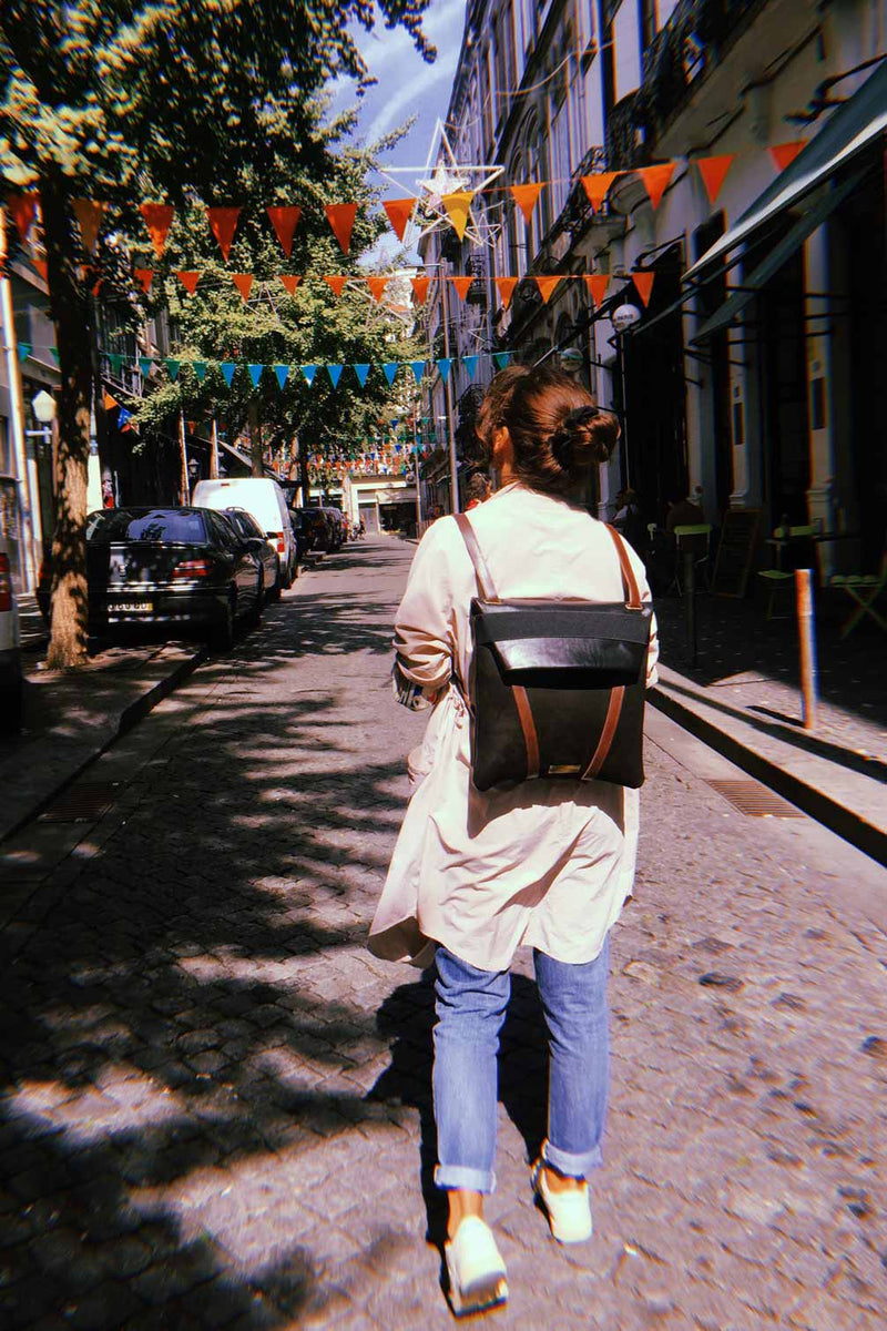 women-BLACK-BACKPACK-in-LEATHER-travel